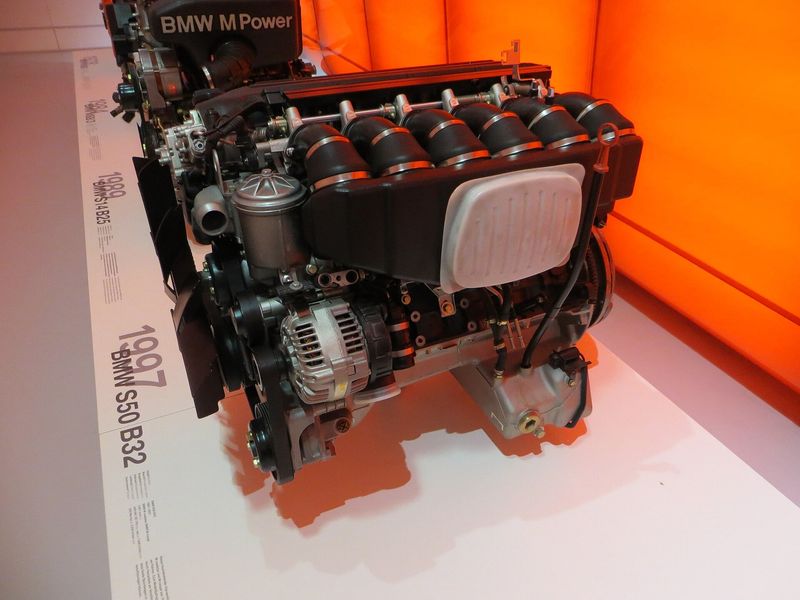 Silnik BMW S50B32 (M3 3.2 Evolution) — strona dolotu z indywidualnymi przepustnicami Silnik BMW S50B32 strona dolotu