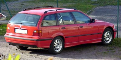 BMW E36 Touring — akumulator montowany pod tylną kanapą po prawej stronie