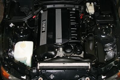 Komora silnika z silnikiem BMW M52 — przykład jednostki dawcy do swapu