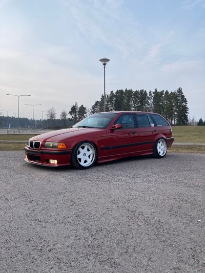 BMW E36 Touring (kombi) — widok z boku