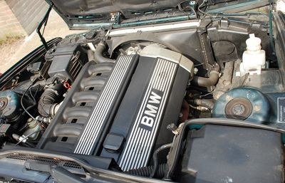 Komora silnika BMW M50 — fragment skrzyni biegów Getrag widoczny od dołu